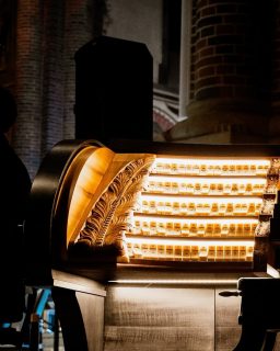 In der St. Antonius Kirche in Papenburg wurde im November eine beeindruckende Orgel Symphonie aufgeführt.
Die Bremer Philharmonie spielte zusammen mit Dirigentin Anna Rakitina und Organist Christian Schmitt. Dabei ließen Sie das Publikum staunend zurück.
Wir durften dieses Event für @papenburg.kultur dabei nicht nur mit einem Liveschnitt sondern zugleich noch mit einem Eventfilm mit Interviews der Musiker:innen und Zuschauer:innen und Pressefotos begleiten.
_____________________________
#live #livestreaming #film #music #classicalmusic #orgel #orchestra #philarmonie