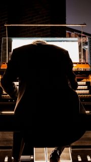 In der St. Antonius Kirche in Papenburg wurde im November eine beeindruckende Orgel Symphonie aufgeführt.
Die Bremer Philharmonie spielte zusammen mit Dirigentin Anna Rakitina und Organist Christian Schmitt. Dabei ließen Sie das Publikum staunend zurück.
Wir durften dieses Event für @papenburg.kultur dabei nicht nur mit einem Liveschnitt sondern zugleich noch mit einem Eventfilm mit Interviews der Musiker:innen und Zuschauer:innen und Pressefotos begleiten.
_____________________________
#live #livestreaming #film #music #classicalmusic #orgel #orchestra #philarmonie