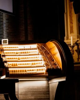 In der St. Antonius Kirche in Papenburg wurde im November eine beeindruckende Orgel Symphonie aufgeführt.
Die Bremer Philharmonie spielte zusammen mit Dirigentin Anna Rakitina und Organist Christian Schmitt. Dabei ließen Sie das Publikum staunend zurück.
Wir durften dieses Event für @papenburg.kultur dabei nicht nur mit einem Liveschnitt sondern zugleich noch mit einem Eventfilm mit Interviews der Musiker:innen und Zuschauer:innen und Pressefotos begleiten.
_____________________________
#live #livestreaming #film #music #classicalmusic #orgel #orchestra #philarmonie