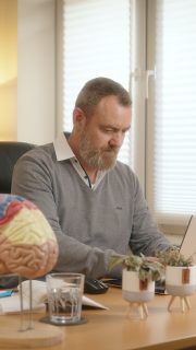 Mit maßgeschneiderten Hochkant-Videos bringen wir euren Account auf die nächste Stufe.📱
Vor kurzem haben wir durch einen Social Media Clip einen kurzen Einblick in die Arbeit von @mario_bornhalm geben dürfen. 🎥
Einen Tag lang waren wir bei ihm zu Gast und haben dort einen Social Media Clip gedreht und zusätzlich noch einige Bilder geschossen. 📸
Den ganzen Clip findet ihr auf seinem Account: @mario_bornhalm 📺
Wir bedanken uns für sein Vertrauen!